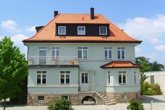 Die Außenfassade der Villa Blum ist grün gestrichen. | © Touristikgemeinschaft Hohenlohe e. V. | Villa Blum