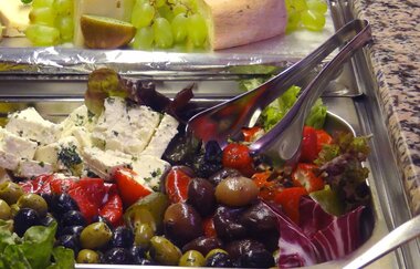 Buffet mit verschiedenen Käsesorten, grünen Trauben, Oliven, Feta-Käse, Salatblättern, Tomaten und Wurstscheiben | © Vitalhotel König