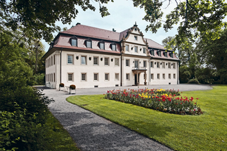 Das Jagdschloss in der Außenansicht | © Touristikgemeinschaft Hohenlohe e. V. | Wald & Schlosshotel Frieddrichsruhe