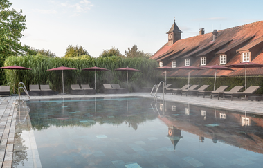 Der Außenpool mit schönem Liegebereich | © Touristikgemeinschaft Hohenlohe e. V. | Wald & Schlosshotel Friedrichsruhe