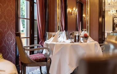 Ein schön gedeckter Tisch mit Gläsern und Tischschmuck im Gourmet-Restaurant | © Touristikgemeinschaft Hohenlohe e. V.  | Wald & Schlosshotel Friedrichsruhe