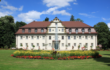 Das ehemalige Jagdschloss ist von einem großen Garten umgeben | © Touristikgemeinschaft Hohenlohe e. V. | Wald & Schlosshotel Friedrichsruhe