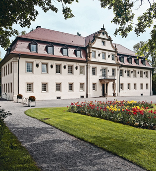 Das Jagdschloss in der Außenansicht | © Touristikgemeinschaft Hohenlohe e. V. | Wald & Schlosshotel Frieddrichsruhe