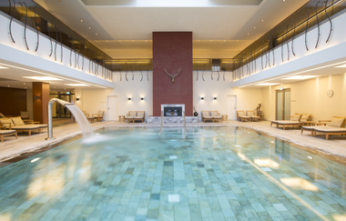 Der Innenpool hat ist hell erleuchtet und mit warmen erdigen Farben gestrichen | © Touristikgemeinschaft Hohenlohe e. V. | Wald & Schlosshotel Friedrichsruhe