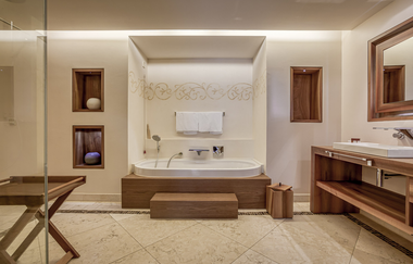 Im Badezimmer steht eine große Wanne, das Zimmer ist sehr geräumig | © Touristikgemeinschaft Hohenlohe e. V. | Wald & Schlosshotel Friedrichsruhe