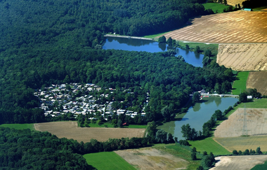 Luftaufnahme des Waldcampingplatzes | © Touristikgemeinschaft Hohenlohe e. V. | Waldcamping Hollenbacher See
