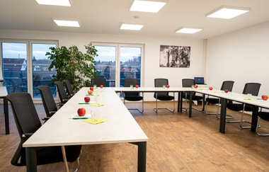 Tagungsraum mit Tischen und Stühlen | © Touristikgemeinschaft Hohenlohe e. V.