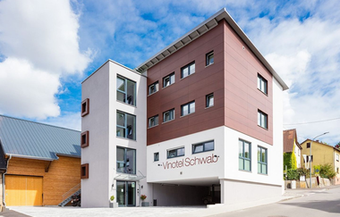 Das Vinotel ist modern gebaut und weiß und rosa gestrichen | © Touristikgemeinschaft Hohenlohe e. V. | Weingut Heinz J. Schwab