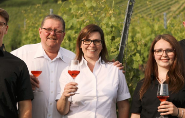 Die Eltern und drei Kinder | © Touristikgemeinschaft Hohenlohe e. V. | Weingut Borth