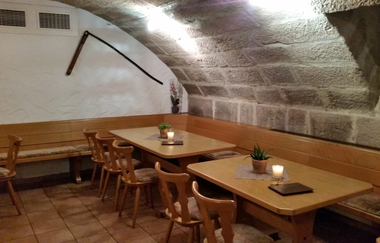 In der Weinstube stehen rustikale Tische und Stühle | © Touristikgemeinschaft Hohenlohe e. V. | Weingut Borth