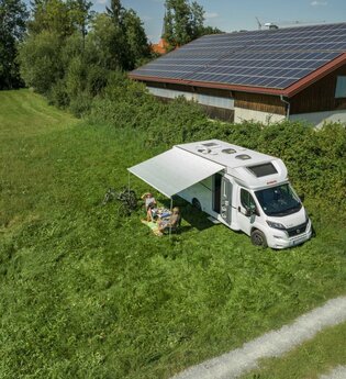 Der Stellplatz ist auf einer Wiese | © Touristikgemeinschaft Hohenlohe e. V. | Dominik Rau