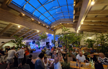 Die Festscheune hat ein Glasdach und bietet Platz für bis zu 100 Personen | © Touristikgemeinschaft Hohenlohe e. V.  | Weingut Keil