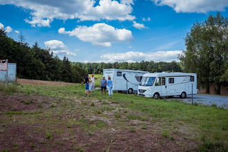 Auf einem Wiesenstück können Wohnmobile abgestellt werden. | © Hohenlohe Künzelsau | Weingut Busch