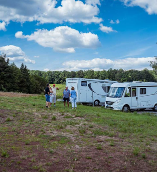 Auf einem Wiesenstück können Wohnmobile abgestellt werden. | © Hohenlohe Künzelsau | Weingut Busch