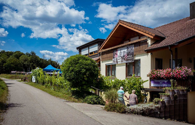Das Weingut liegt neben Rebflächen | © Touristikgemeinschaft Hohenlohe e. V.