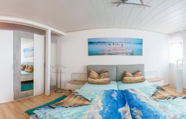 Schlafzimmer mit Doppelbett und jeweils ein Nachttischschrank | © Neckar-Zaber-Tourismus e.V.