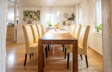 Langer Esstisch mit acht gelben Stühlen | © Neckar-Zaber-Tourismus e.V.