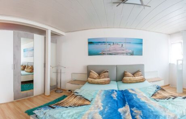 Schlafzimmer mit Doppelbett und jeweils ein Nachttischschrank | © Neckar-Zaber-Tourismus e.V.