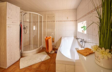 Großes Badezimmer mit Badewanne und Dusche | © Neckar-Zaber-Tourismus e.V.