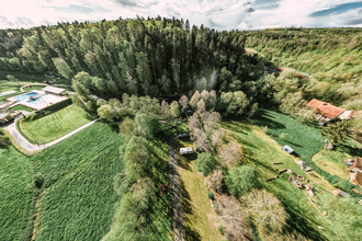 Aufnahme von der Luft aus, ein Wald mit einem Freibad sowie ein Wohnmobilsgtellplatz mit zwei Wohnmobilen. Buchen im Odenwald | © Touristikgemeinschaft Odenwald e.V.
