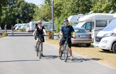 Wohnmobilisten auf dem Stellplatz | © BTMV GmbH