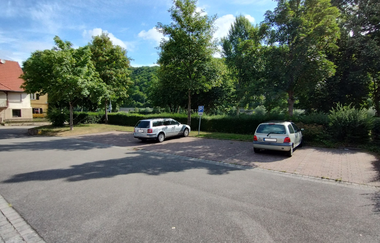 Wohnmobilstellplatz mit 2 Autos. Haßmersheim im Odenwald.