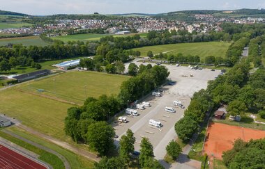 Luftbildaufnahme mit Blick auf den Wohnmobilstellplatz bei der Solymar Therme in Bad Mergentheim. Im Hintergrund ist die Stadt Bad Mergentheim zu sehen. | © Unbekannt