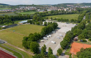 Eine Luftaufnahme vom Wohnmobilstellplatz von weiter oben. Im Hintergrund sieht man Bad Mergentheim. | © Bad Mergentheim