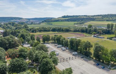 Eine Luftaufnahme vom Wohnmobilstellplatz aus weiterer Entfernung, das Deutschordenstadion sieht man direkt hinter dem Stellplatz. | © Bad Mergentheim
