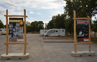 Begrüßungstafeln mit Sehenswürdigkeiten über Bad Mergentheim, hier: Wildpark und die Kartbahn.