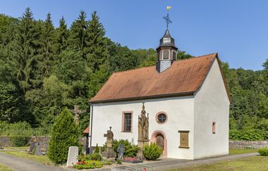 Kleine Kapelle mit einem Turm vor einem Wald. In Billigheim im Odenwald | © Touristikgemeinschaft Odenwald e.V.