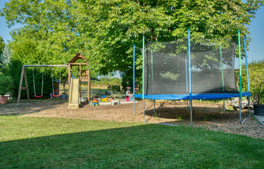 Ferienhof Laurentius - Garten mit Spielplatz und Trampolin | © Marvin Binnig
