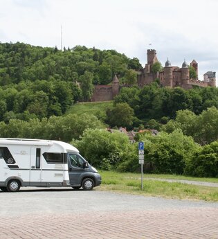 Wohnmobilstellplatz in Kreuzwertheim am Main mit Blick auf die Wertheimer Burg und den Main | © TLT