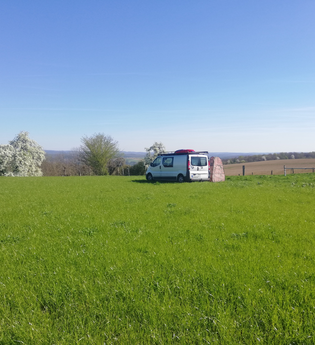 Eine große grüne Wiese mit einem kleineren Wohnmobil. Haßmersheim im Odenwald. | © Finkenhof