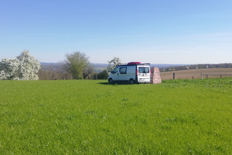 Eine große grüne Wiese mit einem kleineren Wohnmobil. Haßmersheim im Odenwald. | © Finkenhof