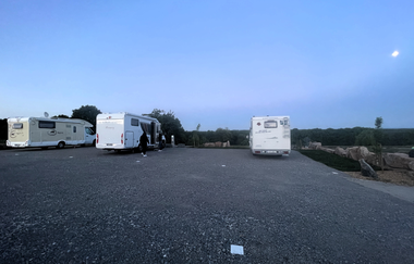 Ein geschotterter Platz mit 3 Wohnmobilen in der Dämmerung. Limbach im Odenwald. | © Wohnmobilstellplatz Schuler