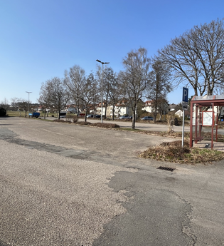 Ein Platz mit Bäumen und einer Bushaltestselle. Mudau im Odenwald. | © Gemeinde Mudau