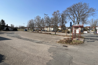 Ein Platz mit Bäumen und einer Bushaltestselle. Mudau im Odenwald. | © Gemeinde Mudau