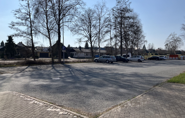 Ein geteerter Parkplatz mit Bäumen und Autos im Hintergrund. Mudau im Odenwald. | © Gemeinde Mudau