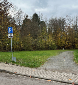Parkschild für Wohnmobile mit Bäumen | © Stadt Neckarbischofsheim