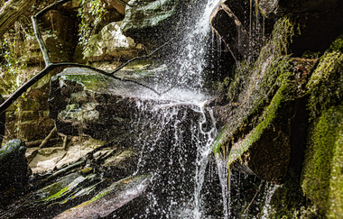 Wasserfall über moosbewachsene Steine. Odenwald. | © Touristikgemeinschaft Odenwald e.V.