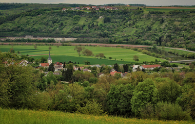 Man sieht eine kleine Gemeinde eingebettet in grüne Wieen und Wälder. Obrigheim im Odenwald. | © Gemeinde Obrigheim