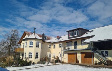 das Gebäude des Ferienhof Carle mit schneebedeckten Dächern | © S. Carle | Ferienhof Carle