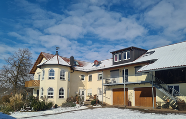das Gebäude des Ferienhof Carle mit schneebedeckten Dächern | © S. Carle | Ferienhof Carle