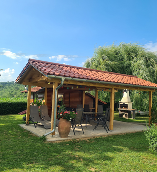 Garten mit Holzpergula und Grill | © S. Carle | Ferienhof Carle