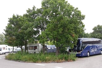 Blick auf den Wohnmobildstellplatz P3 in Rothenburg o.d.T. Der Platz ist gut belegt und von Bäumen durchzogen. | © Liebliches Taubertal