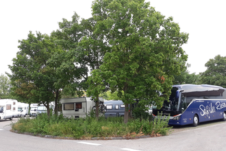 Blick auf den Wohnmobildstellplatz P3 in Rothenburg o.d.T. Der Platz ist gut belegt und von Bäumen durchzogen. | © Liebliches Taubertal