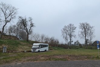 Es ist ein weißes Wohnmobil zu sehen. Dieses steht auf einem Platz im grünen. Im Hintergrund sind Bäume zu sehen. Der Platz ist in der Stadt Ravenstein im Odenwald | © Stadt Ravenstein