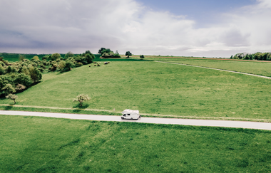 Man sieht eine Strasse mit einem weißen Wohnmobil.  Auf beiden Seiten der Strase sind grüne Wiesen. Odenwald. | © Touristikgemeinschaft Odenwald e.V.