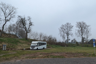 Es ist ein weißes Wohnmobil zu sehen. Dieses steht auf einem Platz im grünen. Im Hintergrund sind Bäume zu sehen. Der Platz ist in der Stadt Ravenstein im Odenwald | © Stadt Ravenstein